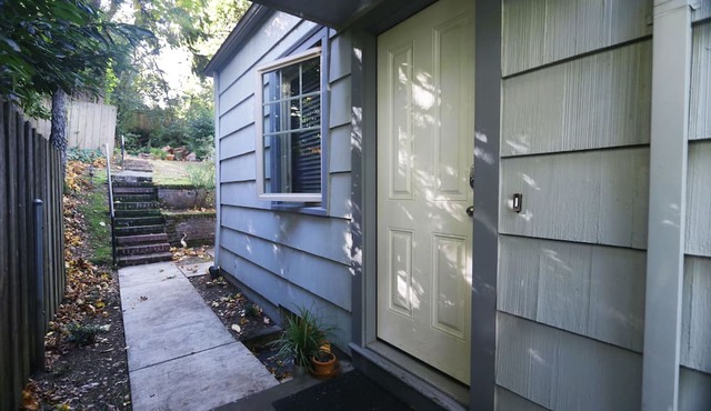 Hayhurst Hideaway in a beautiful wooded SW neighborhood