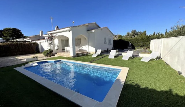 Agradable Villa con Piscina a 800m de la Playa