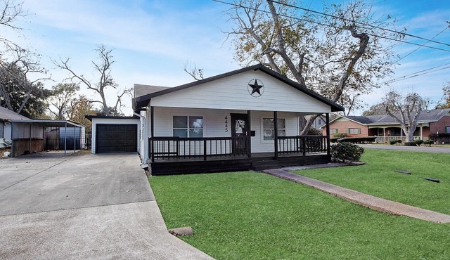 4-Bedroom, 2-Bath House with Pool in Groves, TX