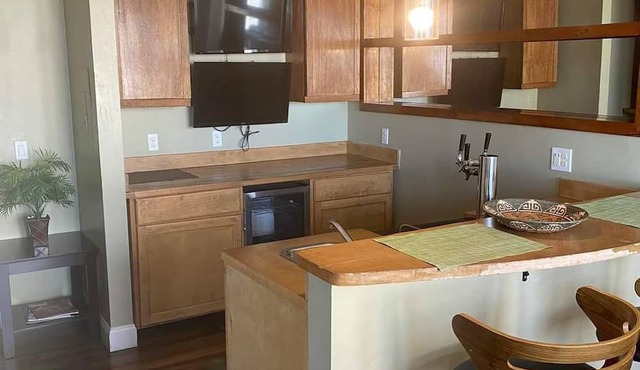 5 minutes to the beautiful Downtown park! Family-sized condo with game room