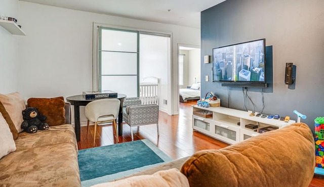 Lovely Linden Apartment - Walk to Train Station!