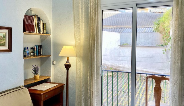 Big room for a couple and a friend in the city center in front of Tarraco Arena.