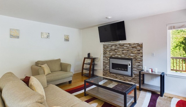 Huge Kent 5BR w/ Free Parking & In-Unit Laundry, by Blueground