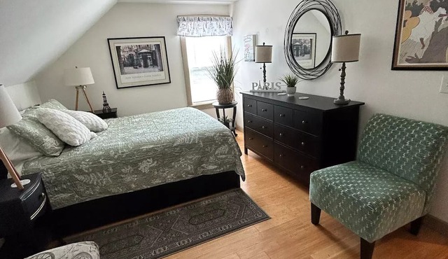 Private BR/LR/BA Suite in Downtown Bristol