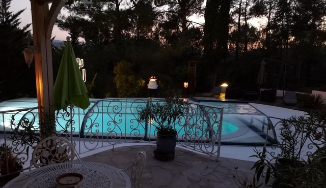 Grande Maison sur 1 ha de Terrain, Clos et Boisé Avec Piscine a la Campagne