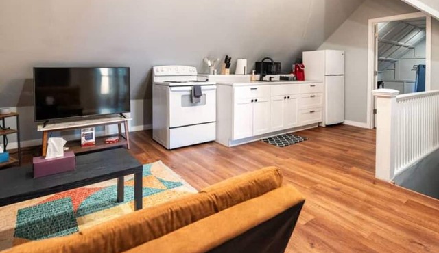 Central Loft+QUEEN bed+Near Miami Valley+Laundry+Free Parking+50in TV