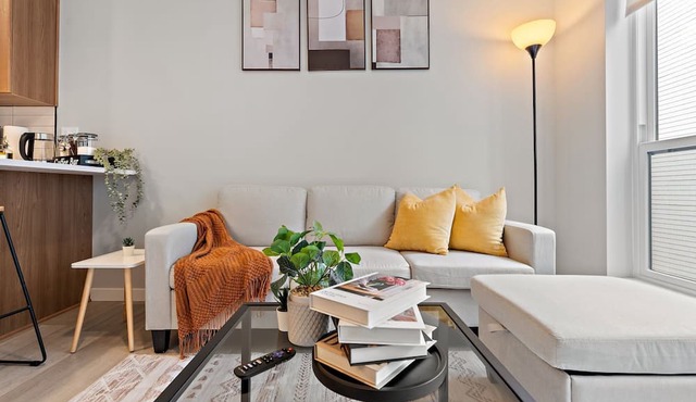 2BR with Gym, Rooftop & Free Street Parking by UMN, Pet Friendly