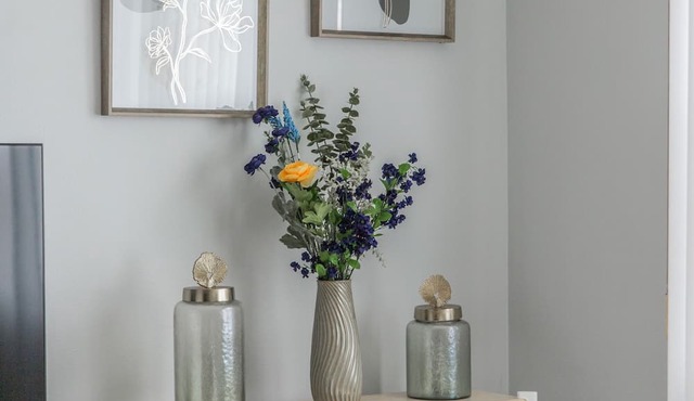 Modern Apartment by MILA Home ,Close to O'Hare, 2BR, Free Parking, Self Check In