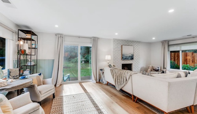 Charming house in private location near beach with fireplace & Starlink internet