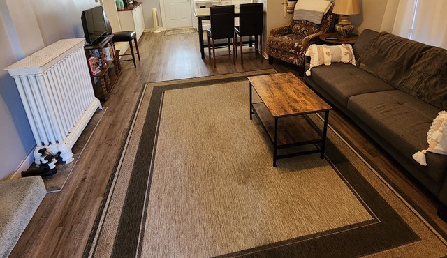 Cozy apartment in charming small town Winterset, walking distance to square