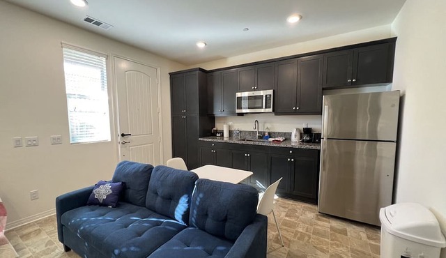 Comfortable 1b1b/ private laundry and kitchen
