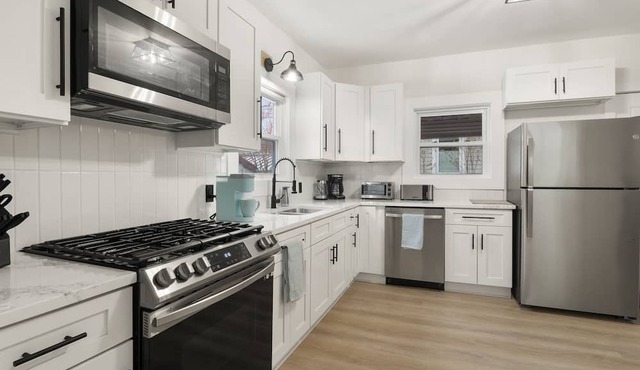 Modern 4 BR/2 Bath House near University of Rochester