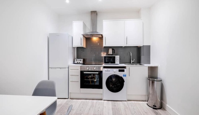 Corby City Centre Apt. 02 - Short-Term Rentals in Northamptonshire