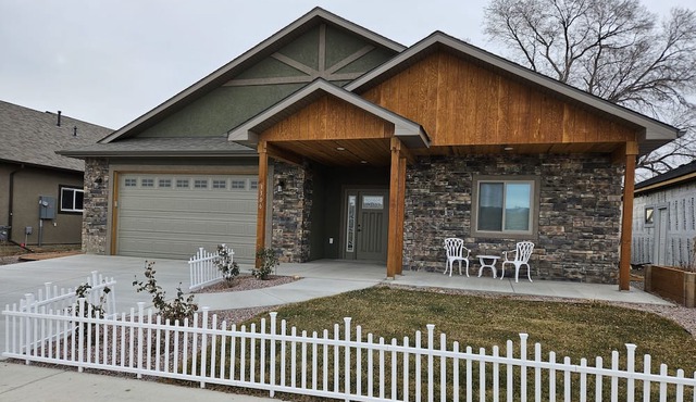 New, high-end home with mountain views. 5-10 mins from all amenities.