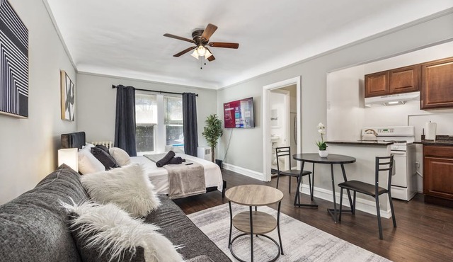 Charming Loft: King Bd/Elevator/Shops/Train/Bus/DT