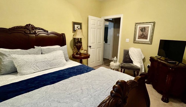 Bed & Breakfast Stay with Brenda Bedroom with Bath in home