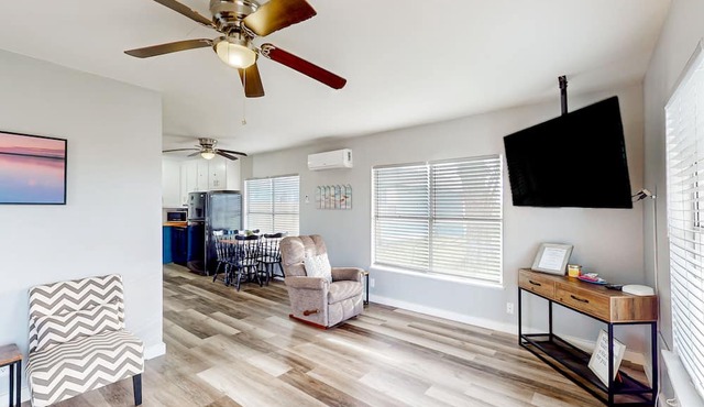 Renovated cottage with private yard, covered patio, & W/D - snowbird-friendly