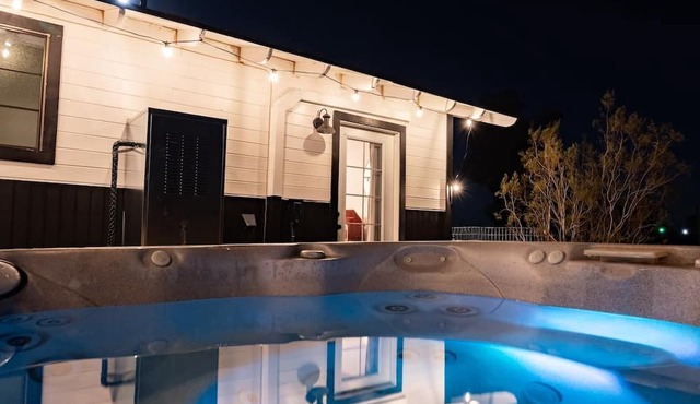 Geronimo Romantic Stargazing Cabin with a hot tub!