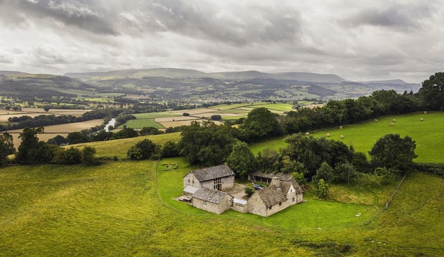 Large 6 bedroom holiday home close to Hay on Wye - with incredible views