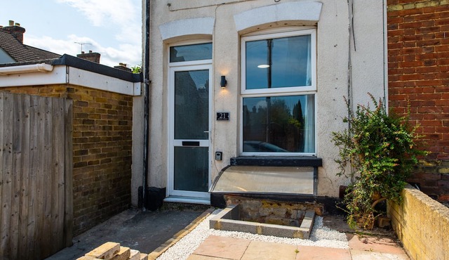 Cosy 4 Bedroom Comfort Stay Home