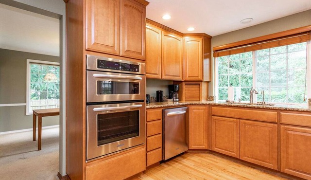 Sleek Kent 3BR w/ Patio & Garage, nr Botanical Garden, by Blueground