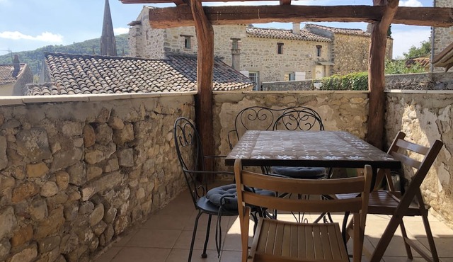 LA CONFISERIE with private terrace and barbecue/shared swimming pool