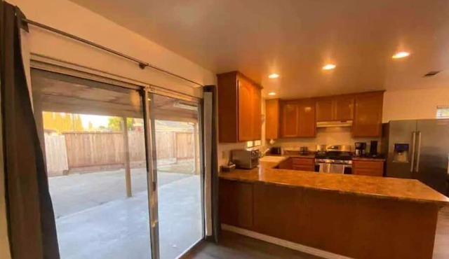 Manteca 4BR Home with Cal King beds