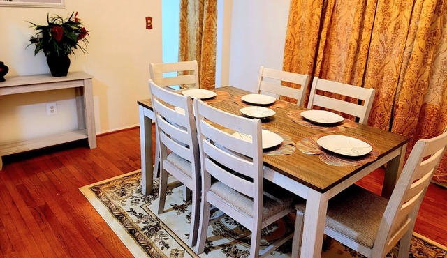 Cozy & Beautiful 4brm SF Home, Fenced, Close to DC