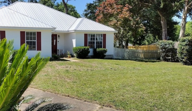 Peaceful,relaxing home. Gentle Dogs ok. Sleeps 5 comfortably.Extended stay rates