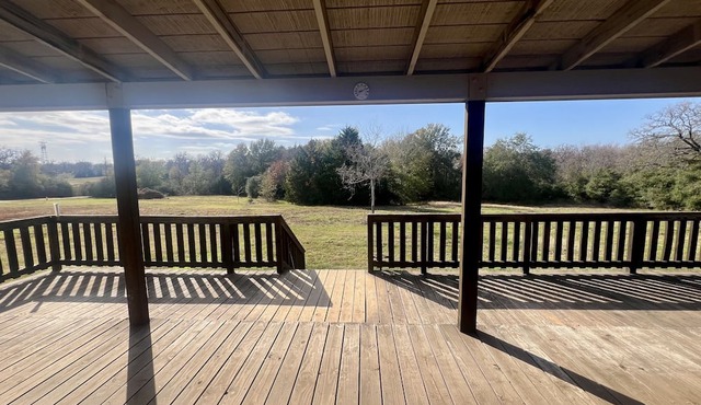 Nice Cozy 3/2 Home w/serene country atmosphere! Minutes to town!