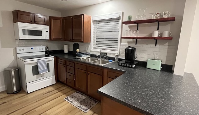 Cozy 2 Bedroom Home Near Hospitals and Interstate