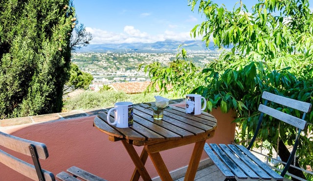 Cottage 'Le Petit Mas Niçois' with Sea View, Private Pool and Wi-Fi