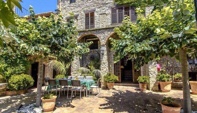 Regal Retreat with extra large pool near Sitges