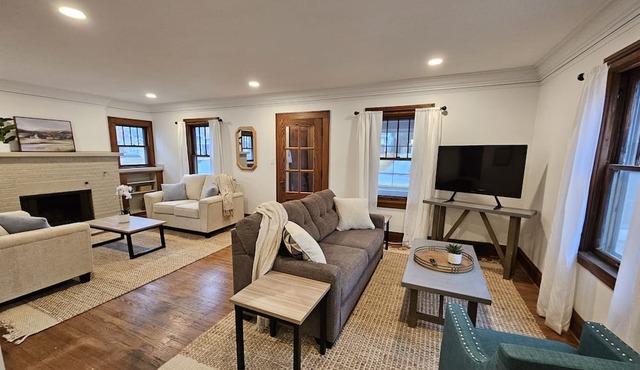 Cozy charm in peaceful Waterbury. 5 minutes from downtown Des Moines and Drake