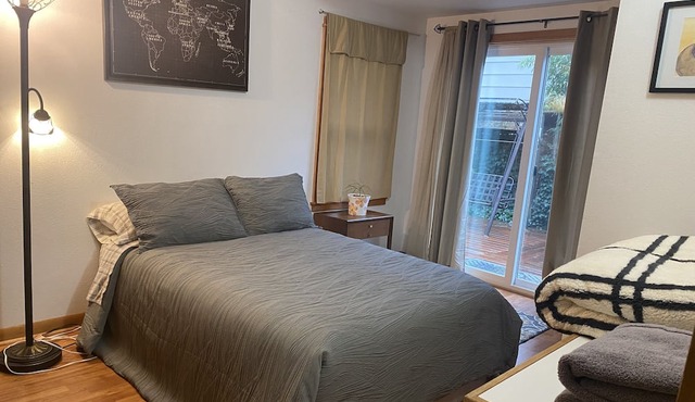 Unique & cozy South Eugene home, pet friendly, fenced yard, great neighborhood