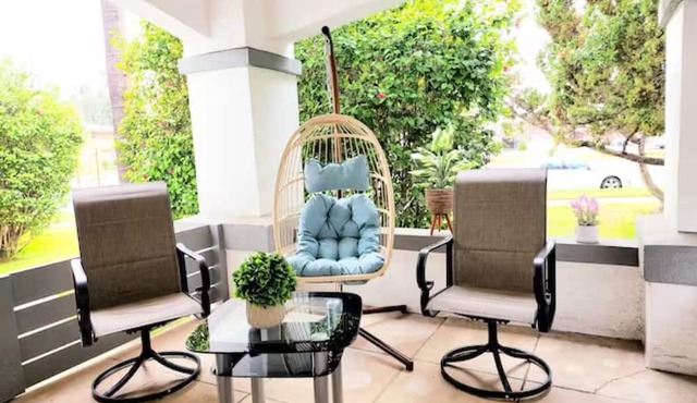 SP18 Prime location LUXE 2Bedroom / 1Bath Apartment kingsize bed!