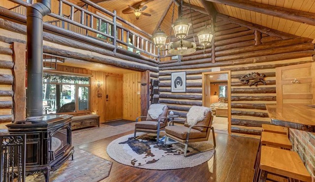 Creekside Cabin w/ Hot Tub! 2 minutes to hiking trails!