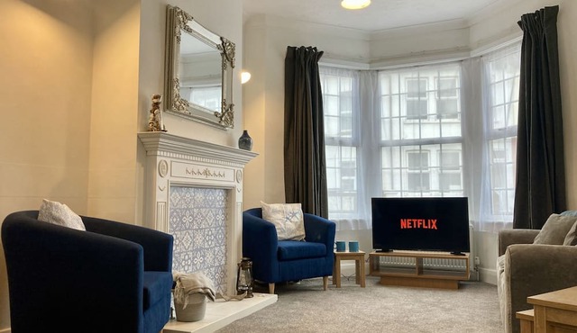 3 bedroom house fast wifi, smart tv's and garden