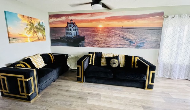 Romantic/Fam Lake House Getaway Near by all attractions/ downtown and airport