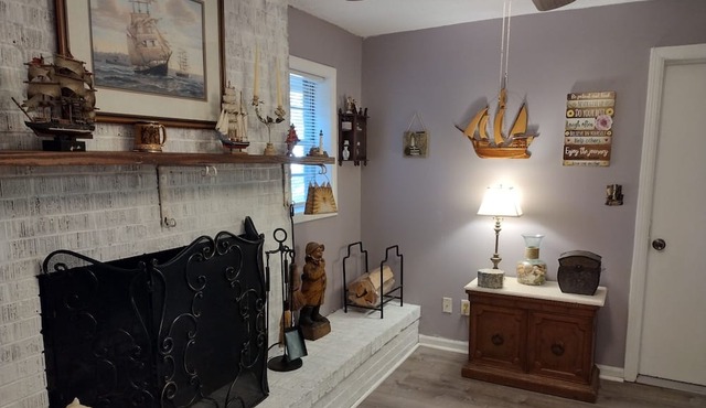 Shady Oaks Retreat Pet Friendly in the Heart of Brunswick