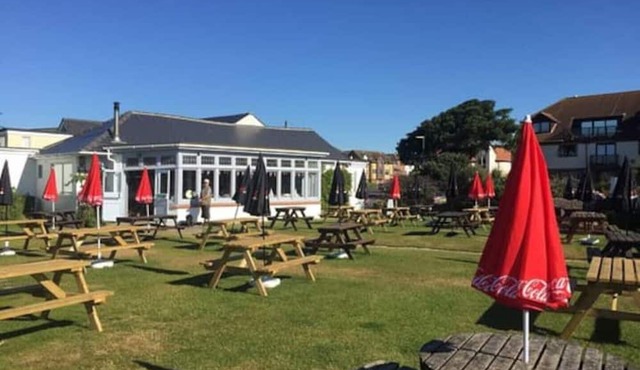 Spacious 3 Bedroom house, short walk from beach & near to the New Forest .