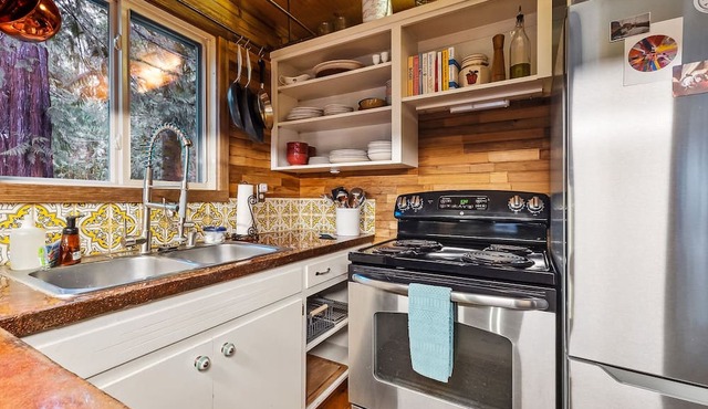 Huckleberry Cottage - new hot tub, nearby river access!