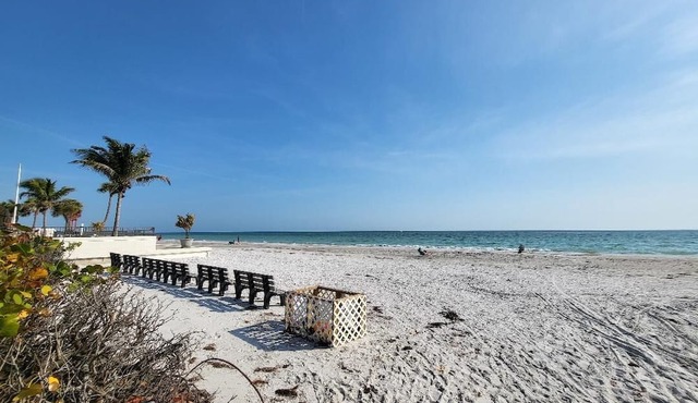 Redington Beach Bungalow only few steps from private Redington Beach
