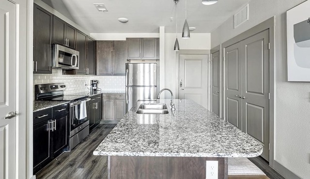 Modern Apartment in Prime Location (ID9427X28)
