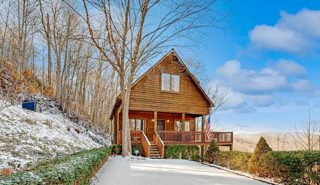 Idyllic mountain retreat with breathtaking views & spacious deck - near skiing