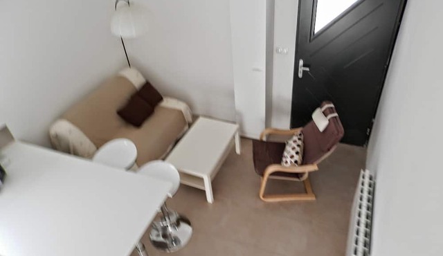 Apartment, free parking and Avignon outdoor courtyard.