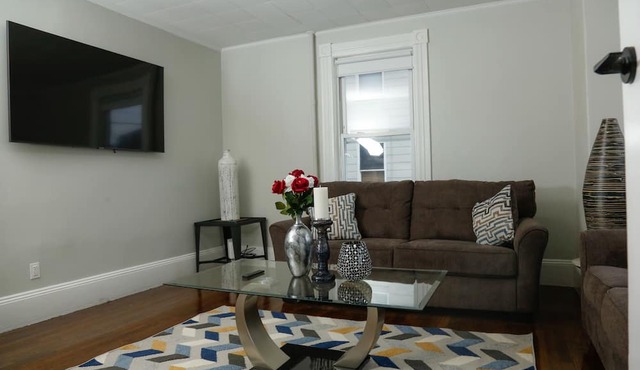 Cozy Luxurious Lynn Apartment, nearby historic Salem, MA, Boston, MA & more!