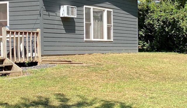 Cozy Cabin along Apple tree road with access to boat ramp for boating & fishing