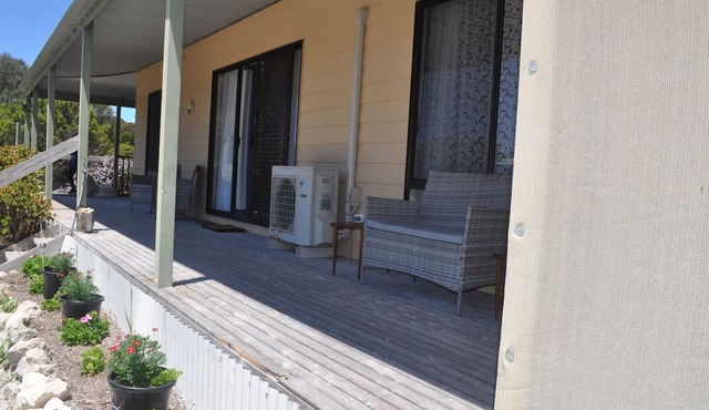 Nan's Cottage In bush setting 2 min from beach.