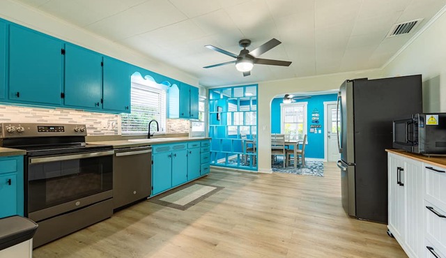 NEW! Barefoot Bungalow! .01 Miles to Beach or Bridge St!